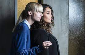 Elle met en scène un duo de femmes policières : Klxaertkf 0xnm