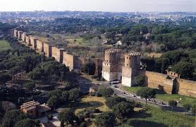 San sebastiano da po, in posizione collinare e soleggiata proponiamo in vendita cascinale piemontese indipendente quattro lati ed elevato su due livelli di circa 250 mq complessivi. Porta San Sebastiano Dall Alto Rome Rome Travel Rome Travel Guide