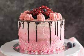 fruchtige torte im ombre look mit himbeeren heidelbeeren drip cake castlemaker food lifestyle magazin fruchtige torten tropfkuchen torten rezepte schoko