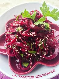 Salade De Betteraves Crues Et Sesame Vinaigrette Au Miel Et Agrumes Betterave Salade Salade De Betterave Crue Betterave Recette