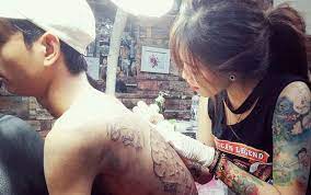 Trước mắt, hương dự định sẽ tìm một bức ảnh đại gia đình để xăm kín phần lưng còn trống. 3 Hotgirl XÄƒm Trá»• Ná»•i Tiáº¿ng Mxh Bá»‹ Máº¹ Ruá»™t Tá»« Máº·t Va Cai Káº¿t Khiáº¿n Ai CÅ©ng Ngáº¡c Nhien