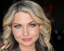 Lisa Labrie's Instagram, Twitter & Facebook