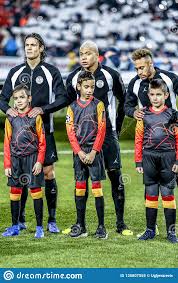 Neymar's net worth 2021, salary & endorsements. Psg Fussballspieler Cavani Neymar Und Mbappe Am Fussballplatz Redaktionelles Bild Bild Von Junior Germain 135807555