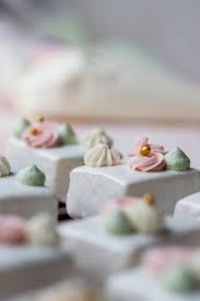 Ideal für die trendige candybar. Vanilla Petit Fours Petit Four Icing Pretty Dessert Sweet Treats Desserts