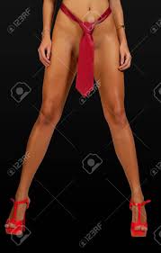 裸の女性の胴のクローズ アップは、彼女のプライベートの部分が表示されない男性のネクタイに身を包んだ女性。腹の女の子。女の子の足。赤い靴。XXX。  完璧なハイヒールを履いた女性の足。の写真素材・画像素材 Image 49610054