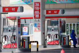 Sunt considerați combustibili artificiali benzina , petrolul lampant , combustibilul pentru aviație , motorina , combustibilul lichid ușor , gazul petrolier lichefiat , păcura , metanolul , combustibilii pentru rachete lichizi. De Ce A ImbolnÄƒvit Coronavirusul Petrolul Cele Mai Mari Companii Din Lume DiscutÄƒ Despre Reduceri De ProducÅ£ie