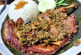 Paduan rasa sambal ini enak lo , sensasi asam rasa mangganya sambal matah sebenarnya sederhana sekali. 5 Rajanya Bebek Goreng Super Gurih Di Bandung