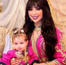 سليلة عائلة بطمة الفنية المعروفة بالمغرب، فهي ابنة الفنان حميد باطما أخ الراحل العربي باطما أحد مؤسسي الفرقة المغربية الأسطورية ناس الغيوان والراحل محمد بطمة أحد رموز المجموعة الغنائية الشهيرة المشاهب وابنة عم. Ø¯Ù†ÙŠØ§ Ø¨Ø·Ù…Ø© ØªÙƒØ´Ù Ø¹Ù† ÙˆØ¬Ù‡ Ø§Ø¨Ù†ØªÙ‡Ø§ Ù„ÙŠÙ„Ù‰ Ø±ÙˆØ² ÙˆØ¬Ø¯Ù„ Ø­ÙˆÙ„ Ø£ÙˆØ¬Ù‡ Ø§Ù„ØªØ´Ø§Ø¨Ù‡ Ø¨ÙŠÙ†Ù‡Ù…Ø§ Ù…Ø¬Ù„Ø© Ø³ÙŠØ¯ØªÙŠ