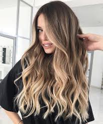 Vaporosi e morbidi, i capelli mossi si prestano bene al colore biondo miele e a quello caramello. Balayage Caramello Da Provare Sui Capelli Castani Donne Magazine