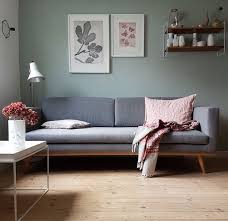 inspiration pinterest que les chaleurs de l'été battent leur plein ou que le froid de l'hiver s'installe, le vert d'eau joue les prolongations en déco. 1001 Idees Deco Charmantes Pour Adopter La Nuance Vert Celadon Deco Canape Gris Deco Canape Gris Clair Decoration Salon Vert