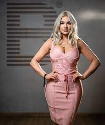 Einige wochen vor release des songs brach shirin sich ihren knöchel,. Shirin David Die Sangerin Lost Verkehrschaos Aus Leute Bild De