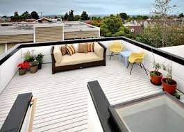 Rumah Minimalis 2 Lantai Serba Guna Dengan Rooftop Desain Patio Halaman Belakang Rumah Minimalis