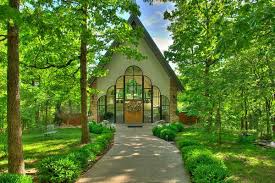 Pin By Michelle Brooke On Goin To The Chapel 3 Branson Vacation Branson Missouri Vacation Glass Chapel