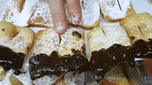 In una terrina mettete la farina ed il lievito setacciati e mettete al centro tutti gli altri ingredienti (tranne il. Chiacchiere Di Carnevale Ricetta Delle Frappe Al Cioccolato Sfrappole Bugie Di Carnevale Youtube