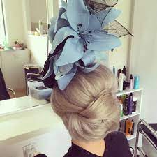 In This Post I Cover The Best Races Hairstyles For Fascinators Tips On How To Wear A Fascinator And Fascinator Hairstyles Wedding Guest Hairstyles Guest Hair