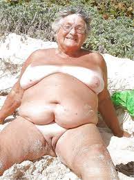 Alte Oma nackt am Stand mit rasierter Fotze | GEILEOMAS