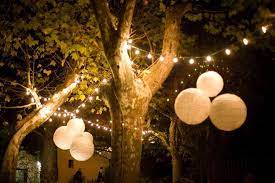 hang in je tuin slingers van lampjes met lampionnen er aan super sfeervol garden wedding with pa tuinfeest decoraties tuin bruiloft decoraties tuin bruiloft