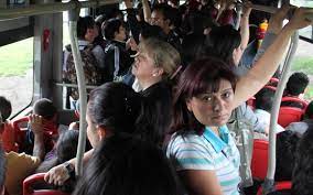 Transmilenio se pronunció ante el hecho que ha generado polémica a través de redes sociales, luego de que se viralizara un video en el cual se ve a un grupo de jóvenes fumando marihuana dentro de un artículo lleno, que cubría la ruta 5 y se movilizaba entre las estaciones san façon carrera 22 y cds carrera 32 en horas de la noche de este. Sitp A Las Malas Pico Y Placa Para Buses