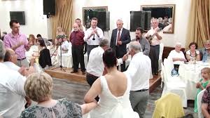 Όσο βρισκόταν στο θέατρο του κάρολου κουν πρωταγωνίστησε στις θεατρικές παραστάσεις ιππείς. Gianniwtikos Gamos O Pateras Toy Gamproy Youtube