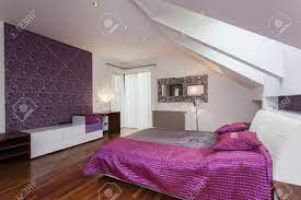 Bis heute ist die verwendung von verblasste und dezenten farben im inneren und hat in den hintergrund gedrängt. Weiss Und Lila Schlafzimmer Mit Gemusterten Wand Lizenzfreie Fotos Bilder Und Stock Fotografie Image 15810620