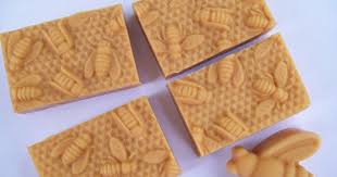 Ein Paar Honigbienchen Sind Heute Morgen Bei Mir Gelandet Das Rezept Ergibt 700g Gesamt Fettmass Seife Herstellen Seife Kosmetik Selber Machen Geschenk