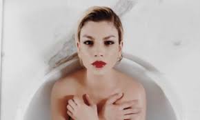 Emma Marrone criticata per delle foto sexy su Instagram. Lei replica:  Maleducati e infelici - Radio 105
