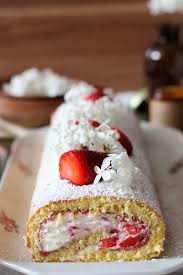 rezept fur einfachste erdbeer biskuitrolle mit gepfefferter erdbeermarmelade kuchen und torten erdbeeren marmelade susses backen