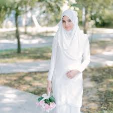 21 model gaun pengantin muslimah syar i dan elegan terbaru kebaya wedding beauty dress muslimah dress. 14 Inspirasi Gaun Pengantin Syar I Berwarna Putih Tampil Cantik Dengan Jilbab Lebar Kenapa Tidak