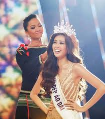 Cô gái chiến thắng là khánh vân, á hậu 1 thuộc về kim duyên, còn á hậu 2 là thúy vân. Nguyá»…n Tráº§n Khanh Van Crowned Miss Universe Vietnam 2019