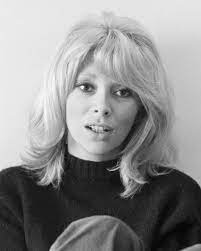 After finishing secondary school, darc moved to paris and began to work. Mireille Darc Unifrance