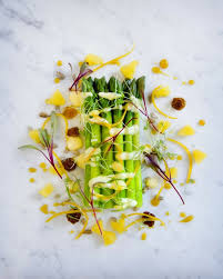 Gegarte Spargel Mit Sosse Hollandais Und Walnussen Haute Cuisine Anrichten Auf Dem Teller Rezepte