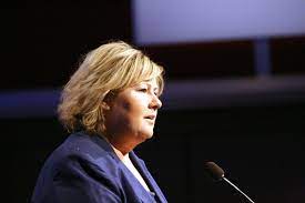 Erna solberg a combinat numeroase funcții naționale în calitate de ministru, parlamentar și politician regional cu un angajament puternic față de. Erna Solberg Wikiquote