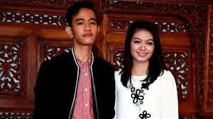 Inilah potret selvi ananda saat menjadi salah satu finalis putri solo, acara ini jugalah yang kemudian mempertemukan selvi dengan gibran yang kala itu menjadi salah satu dewan juri. E7qx6r3j4uisvm