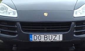 Czy są one przypisane do osoby czy do samochodu? Indywidualne Tablice Rejestracyjne