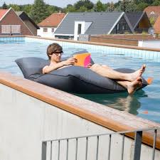Pool Bull Schwimmender Sitzsack Fur Den Outdoorgebrauch Von Sitting Bull Sitzsack Sitting Bull Sitzen