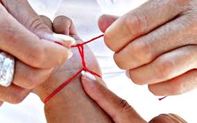 как правильно завязать красную нить на левом запястье видео Kak Pravilno Nosit Krasnuyu Nit Na Zapyaste Slidstvo Vedut Ekstrasensi