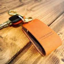 woodworkmicさんはinstagramを利用しています duramさんのスマートキーケース なんとも言えない革と真鍮の組合せ好きな質感 おススメです duram キーケース 革 セリア ダイソー 古材 インテリア ハンドメイド diy 家具 革 アクセサリー ハンドメイド