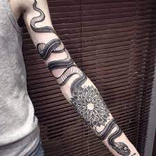 A twisted snake going up. Afbeeldingsresultaat Voor Black Snake Tattoo Thigh Wrapped Around Snake Tattoo Snake Tattoo Design Serpent Tattoo