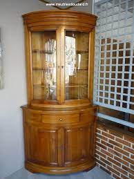 Salle de bains moderne avec le grand miroir image stock. Ecke Kirsche Eckschrank