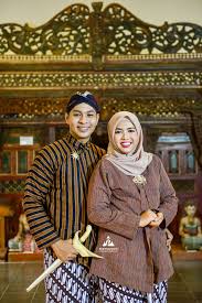 Foto prewedding pasangan berbaju adat jawa di jepang ini viral berawal dari unggahan fotografer hassan hans atau yang akrab disapa mas kasan. 17 Foto Prewedding Jawa Hijab Di Rumah Budaya Tembi Jogja Prewed Dita Iwan Fotografer Pernikahan Prewedding Wedding Photographer Jogja Yogyakarta Indonesia