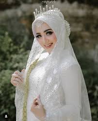 Memiliki gaun/kebaya pengantin model terbaru dan milik sendiri, termasuk aksesorisnya, alias tidak minjam dari sanggar / butik lain. Pin Auf Brides