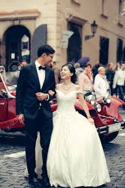 Gli stili proposti rimangono gli stessi: Immagini Stock Cinese Cute Sposa E Lo Sposo Giovani Sposi Coppia Appena Sposata Bacio Sulle Strade Della Citta Vecchia Il Giorno Delle Nozze In Lungo Abito Da Sposa Bianco Si Trova