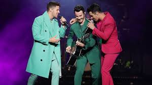 Join team jonas® fan club to be the first to hear about music and news. Die Jonas Brothers In Berlin Comeback Mit Viel Feuerwerk Und Konfetti Rbb24
