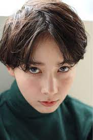 ザックリ分けるセンターパートでメンズライクなスタイル ショートヘア ヘアスタイリング 美髪