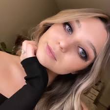 Hailey Marie Doss ✌ (@haileybezfresh)