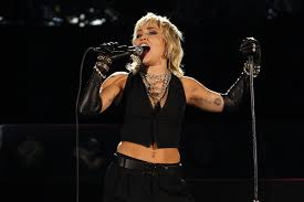 Her pop star role lasted for almost five years, which cemented her acting career and fueled her other passion for singing. Paan9mcawy82ym