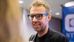 - At fagfolk styrer seg selv, er en fane vi må holde høyt