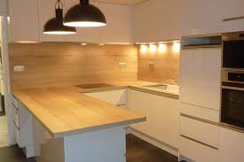 Jolie Cuisine Blanche Et Bois Lumineuse Originale La Credence Assortie Au Plan De Travail Associat Cuisine Blanche Et Bois Idee Deco Cuisine Cuisine Tendance