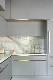 Govotsis A Matt Lacquer Kitchen With Brass Cladding From Roundhouse Design In 2020 Moderne Kuchendesigns Moderne Kuche Kuchen Design