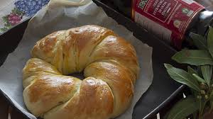 Impastare con il gancio la farina, il lievito. Pane Di Pasqua U Tortn Basilicata Quella Lucina Nella Cucina